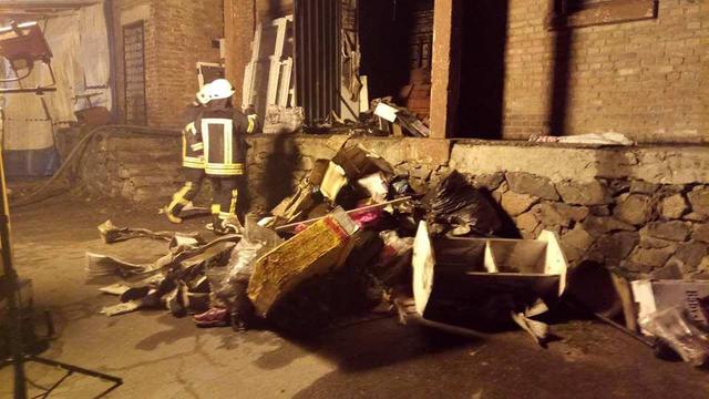 В Киеве возле метро Петровка загорелись склады 15