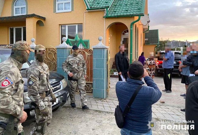 Поліція Закарпаття припинила діяльність міжнародного каналу переправлення нелегалів через держкордон 01