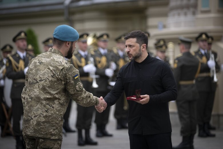 Зеленский наградил военных