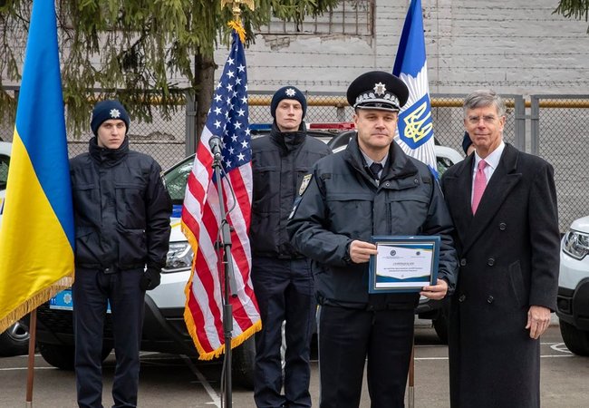 Тейлор от имени США передал Нацполиции Украины 88 автомобилей 02