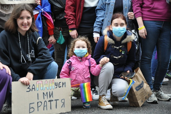 Руху ЛГБТ-маршу намагалася перешкодити жінка, яка лягла на асфальт і кричала про перетворення хлопчиків на геїв 32