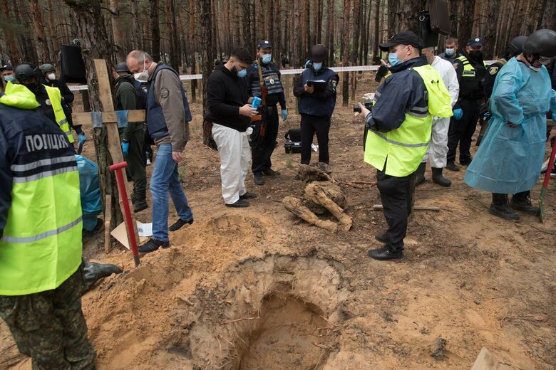 Зеленский о массовых захоронениях в Изюме: Это должен видеть весь мир. Возмездие будет страшным 05