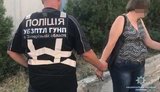 Запорізькі поліцейські затримали жінку за продаж власного неповнолітнього сина. ФОТО+ВІДЕО