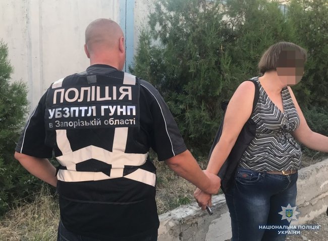 Запорізькі поліцейські затримали жінку за продаж власного неповнолітнього сина 03