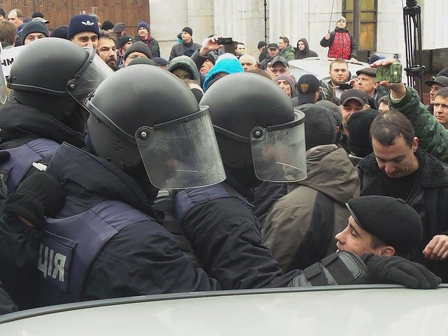 Protesters keep blocking police van with Saakashvili inside, construct barricade 08