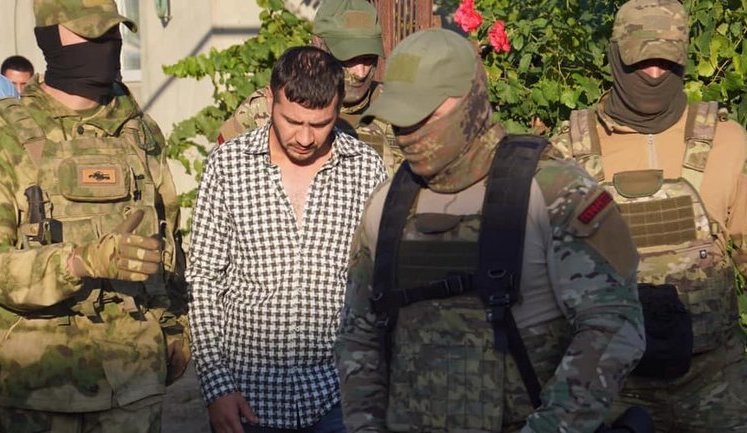 Представительство президента в АР Крым об обысках у крымских татар: Это очередное преступление оккупационных властей. ФОТОрепортаж