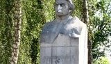 В Киеве памятнику Крупской отбили нос. ФОТОрепортаж. ВИДЕО.