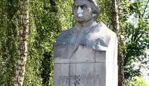В Киеве памятнику Крупской отбили нос. ФОТОрепортаж. ВИДЕО.