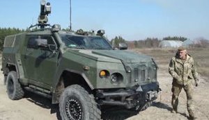 Боец 93-й бригады об украинском бронеавтомобиле "Новатор": "В условиях, когда асфальта, дорог нет и грязи выше крыши - очень надежна и современна". ВИДЕО