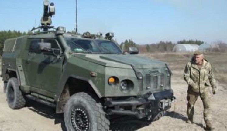 Боец 93-й бригады об украинском бронеавтомобиле "Новатор": "В условиях, когда асфальта, дорог нет и грязи выше крыши - очень надежна и современна". ВИДЕО