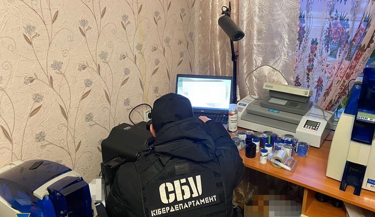 СБУ викрила підпільний "сервісний центр МВС": виготовляли техпаспорти для викрадених авто та водійські посвідчення. ВІДЕО+ФОТОрепортаж