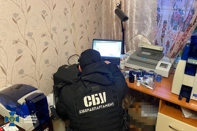 СБУ викрила підпільний сервісний центр МВС: виготовляли техпаспорти для викрадених авто та водійські посвідчення 01
