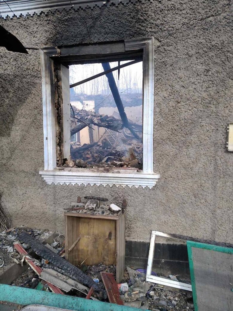 Occupiers hit residential building in Mykhailivka, Kherson region 03