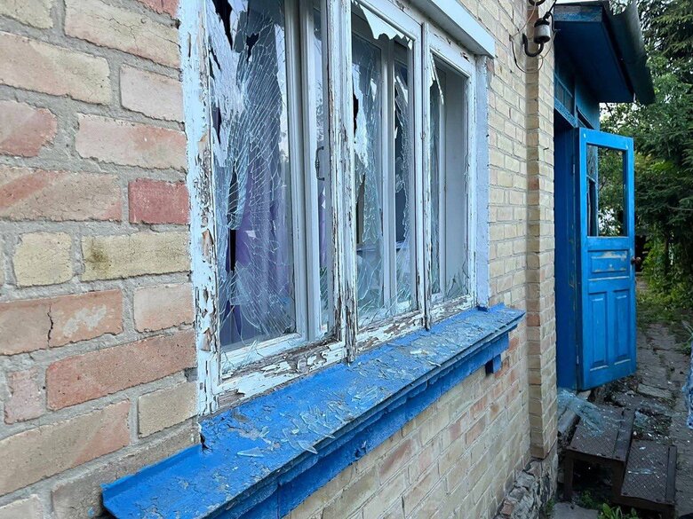 На Київщині уламки дронів пошкодили багатоповерхівку, 12 приватних будинків та спричинили пожежу (оновлено) 04
