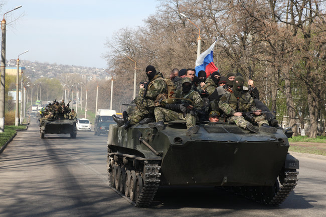 Військовий фотограф Анатолій Степанов: Авдіївка. Лежить пенсіонер, мертвий, придавлений плитою. Дядько Коля всю війну пережив, а тут братики постаралися 18