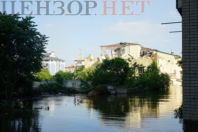 Поки не зійшла вода. Як виживають люди у затопленій частині Херсону 16
