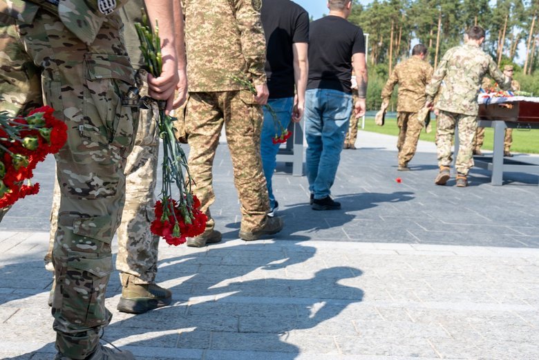 На Национальном военном мемориальном кладбище похоронили первого бойца