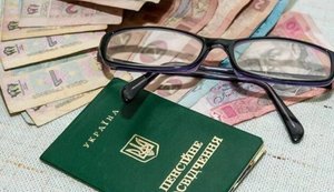 Стаж для пенсії можна докупити: податківці пояснили, скільки потрібно заплатити та як укласти договір
