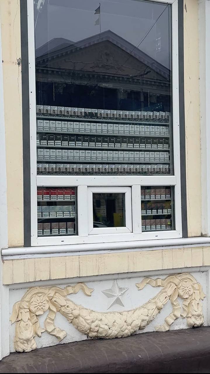 Навпроти будівлі міської ради Запоріжжя продають нелегальні сигарети