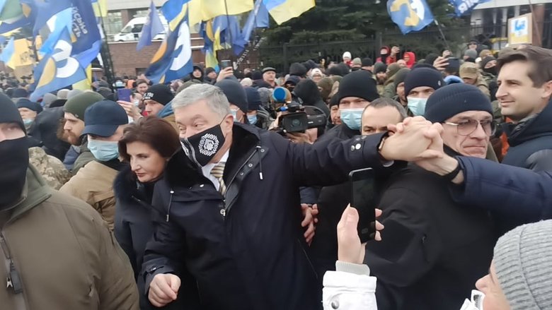 Беги, Вова, беги: Под судом, рассматривающим апелляции относительно меры пресечения для Порошенко, собрались митингующие 05