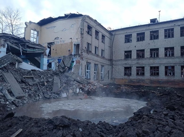 Російські окупанти завдали чергового удару по Краматорську: зруйновано школу 02