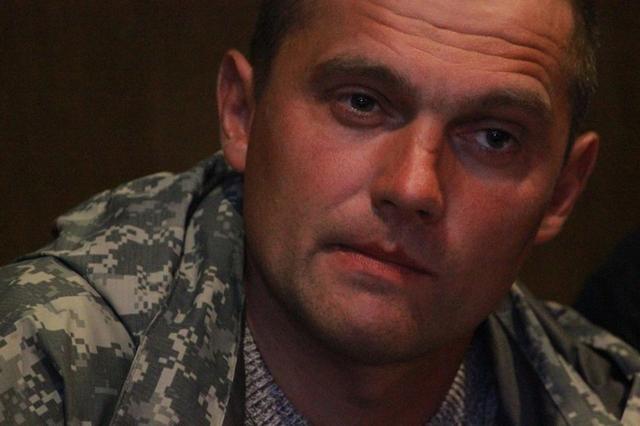 Актор фільму Кіборги Роман Семисал: Коли почалися зйомки, я вже півтора року як повернувся з фронту. Однак виник азарт знову взяти автомат у руки 04