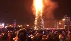 Главная 25-метровая елка Сахалина сгорела дотла после попадания фейерверка. ВИДЕО
