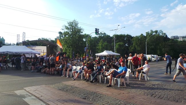 Противники КиївПрайду на стільцях перекривають шлях маршу 15