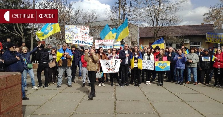 Мешканці окупованого Новотроїцького вийшли на мітинг за Україну 03