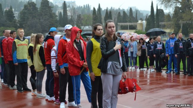 Бюджетников в оккупированной Ялте заставили сдавать под дождем нормы ГТО 01 Бюджетников в оккупированной Ялте заставили сдавать под дождем нормы ГТО 01