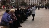 Под Апелляционный суд в Харькове согнали бюджетников: приказали стоять до 18-00. ФОТО