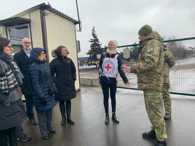 Посол Канады Галадза посетила КПВВ в Станице Луганской 02