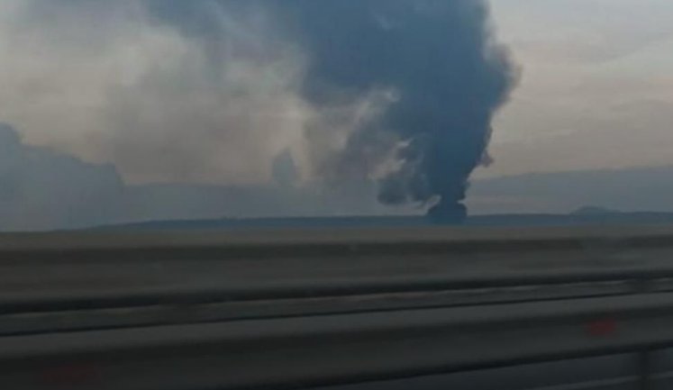 Завод із виробництва вибухівки та комплекс із перевалки нафти уражено в РФ та окупованому Криму, - Генштаб