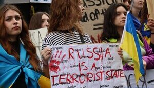 Молодь протестувала біля представництва ООН, вимагаючи вигнати Росію з організації. ФОТО