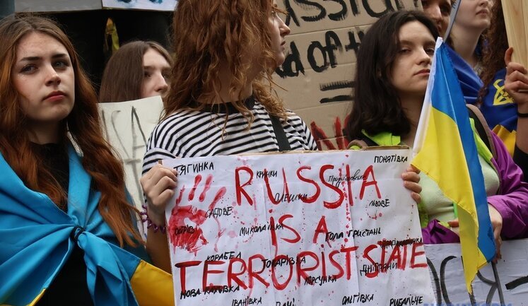 Молодь протестувала біля представництва ООН, вимагаючи вигнати Росію з організації. ФОТО