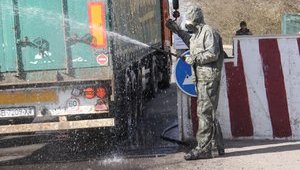 На блокпостах и КПП на Донбассе развернули подразделения радиационной, химической и биологической защиты - проводят дезинфекцию, - штаб. ФОТОрепортаж