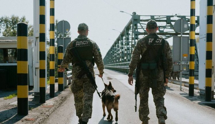 Виїзд чоловіків за кордон під час воєнного стану: українських прикордонників намагалися підкупити понад тисячу разів, - ДПСУ. ІНФОГРАФІКА
