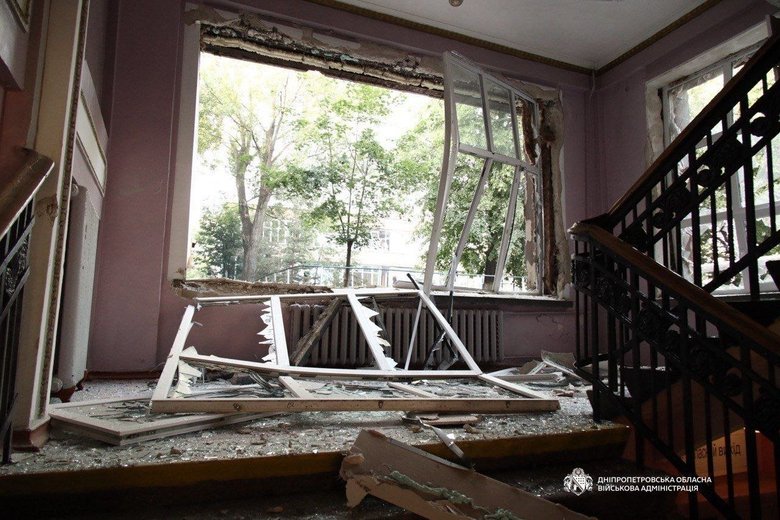 Внаслідок нічної атаки на Дніпро зафіксовано пожежу на підприємстві, одну людину поранено