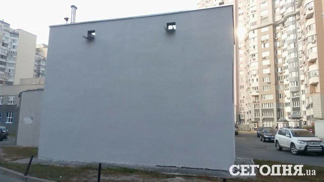 Вернулась привычная серость: на столичных Позняках исчез мурал, прозванный Матрица 03