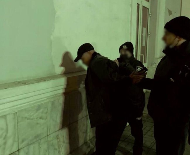 У Ніжині чоловік увірвався в квартиру і зарізав 23-річного хлопця на очах у матері, - поліція 01