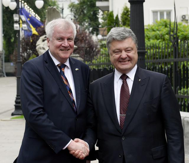 Порошенко провел встречу с премьер-министром Баварии Зеехофером 01
