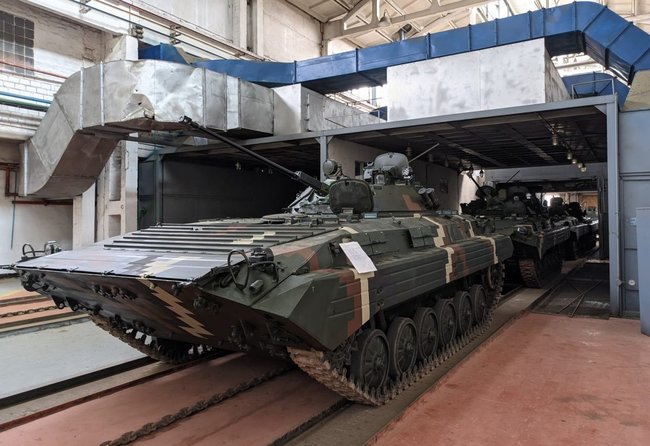 Житомирский бронетанковый завод передал ВСУ партию БМП-2 после капремонта 02