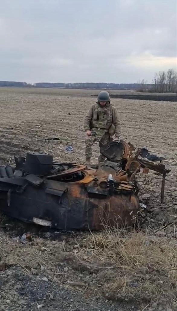 Герой України Віталій Гураль про оборону Чернігівщини: Від 7 до 30 березня постійні обстріли. Перерви по 15 хвилин. Це ешелон боєприпасів. І ще літачок прилітав уночі. А ми стійко трималися 05