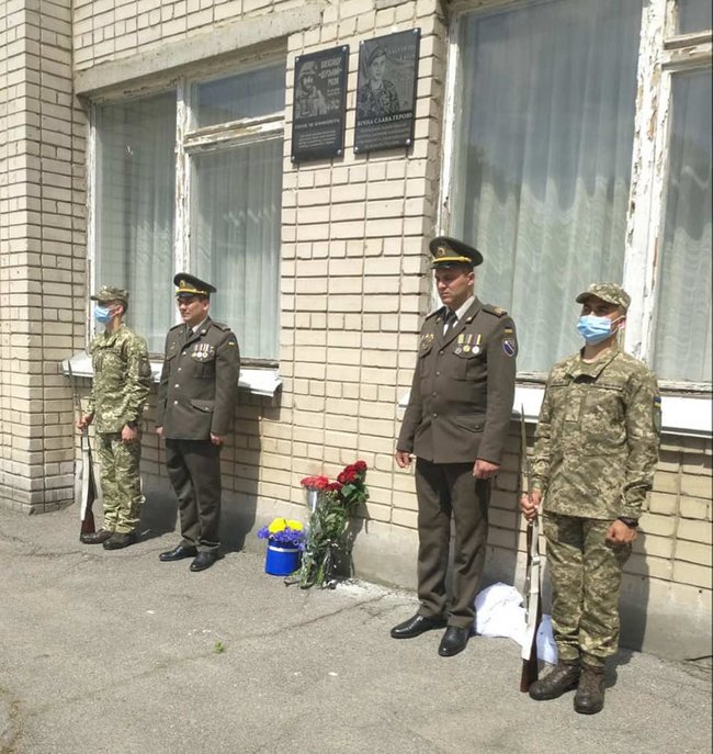 Меморіальну дошку загиблому на Донбасі воїну 25-ї ОПДБр Євгену Лабунцю відкрили в Дніпрі 02