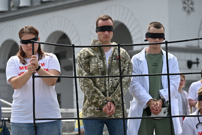 Акція на підтримку полонених військових медиків відбулася на Майдані Незалежності 09