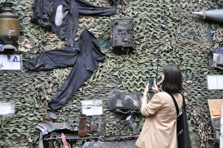 Кресло-катапульта, образцы снарядов и личные вещи рашистов: На Андреевском спуске открылась благотворительная выставка Спротив-2022 52 Кресло-катапульта, образцы снарядов и личные вещи рашистов: На Андреевском спуске открылась благотворительная выставка Спротив-2022 52