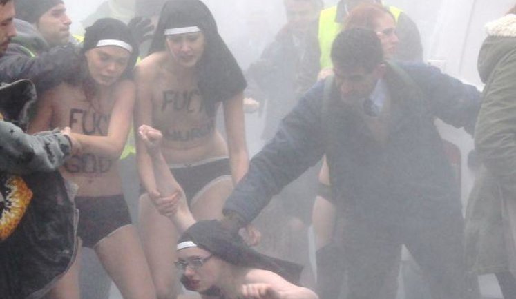 FEMEN Activists Beaten by Catholic Nationalists in Paris. PHOTOS + VIDEO