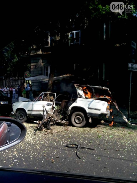 У центрі Одеси вибухнув автомобіль 01
