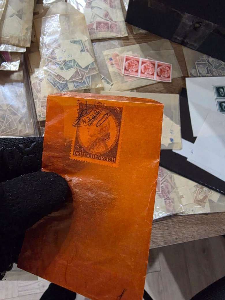 Более 14 тысяч марок с Гитлером и нацистской символикой пытались ввезти в Украину