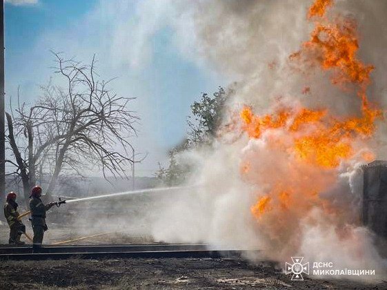 На Миколаївщині рятувальники ліквідували наслідки масованого ворожого обстрілу